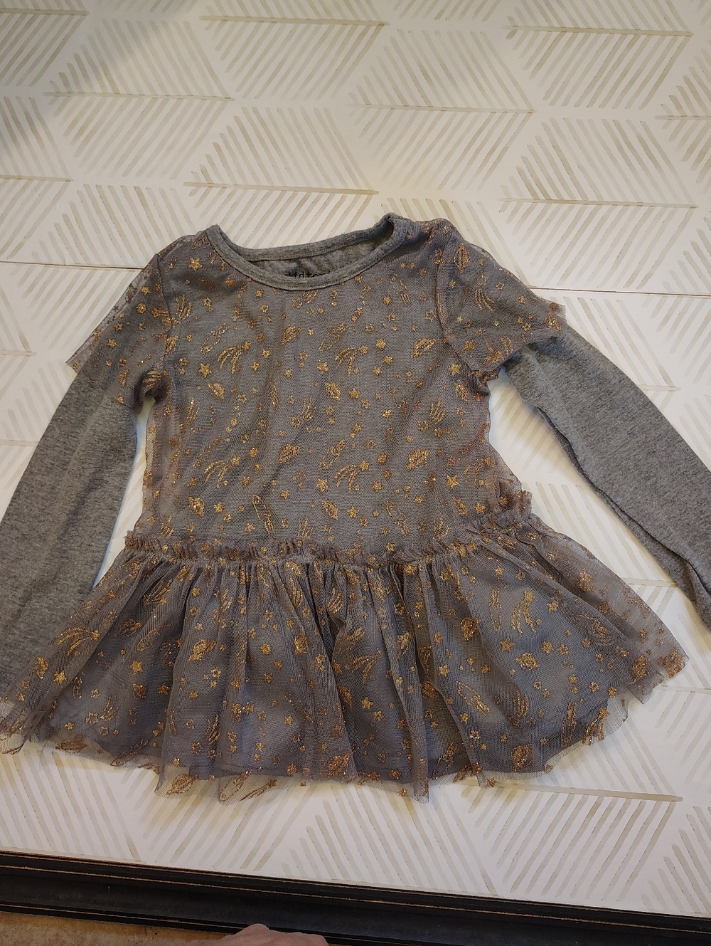 Kidtoopia Gray Knit Top With Gold‎ Foil Star Moon And Space Accent 4 Euc